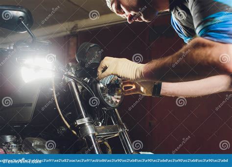 修车 自信的年轻人在车库附近修摩托车 前照灯中的替换灯 库存照片 - 图片 包括有 检查, 英俊: 144672640