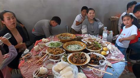 96年农村励志小伙，19岁做农村坝坝宴，1桌600元20个菜。【肖锅锅】 - YouTube