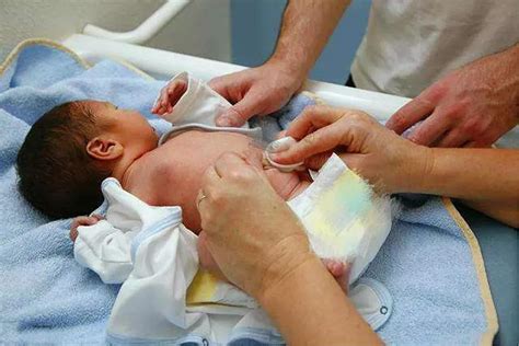 孩子刚出生剪脐带时，是妈妈疼还是宝宝疼？