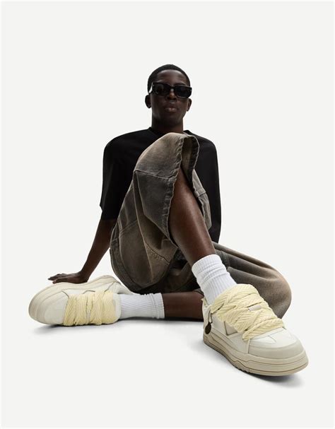 One Piece skater trainers with keychain - Men | Bershka