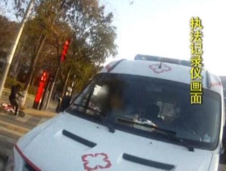 上海一辆救护车拉着警笛闯红灯，被一辆私家车撞倒，侧翻在路口_凤凰网视频_凤凰网