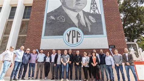 Inauguran un mural en homenaje a Mosconi