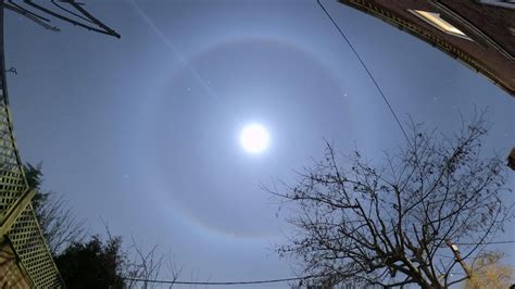 Lunar halo: Moon seen across West Country - BBC News