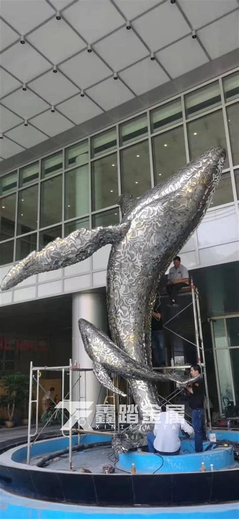 不锈钢抽象鲸鱼雕塑 七彩灯效果 - 知乎