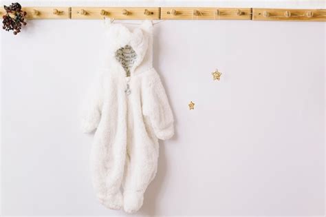 Traje branco em cabide | Foto Grátis