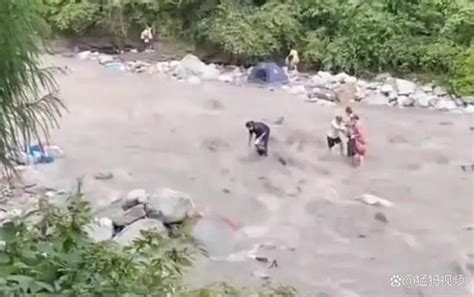 河南山洪卷走小车 居民惊呼“水里有人” 男子跨步冲进去一把拉住 - YouTube