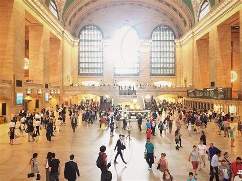 People Walking in a Hallway 的图像结果