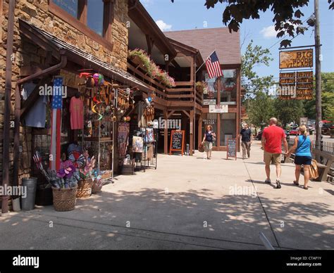 Village shops and tourist shoppers in Nashville, Brown County, Indiana ...