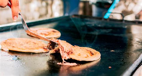 Saborea las deliciosas pupusas de El Salvador, una joya gastronómica ...