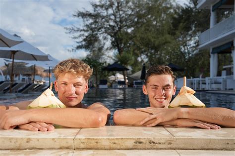 Across the World 的图像结果