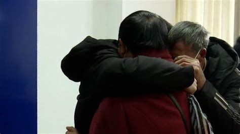 走失24年男子与家人团聚，含泪说对不起父母_七环视频_澎湃新闻-The Paper