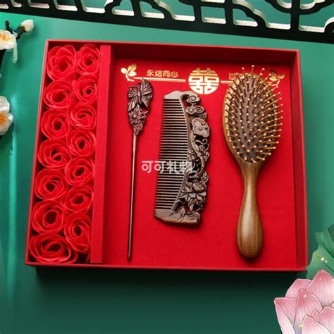 订婚礼拿什么礼物最新素材