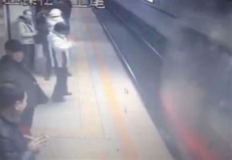 北京地铁1号线乘客坠轨视频：瞬间遭碾压身亡-搜狐新闻