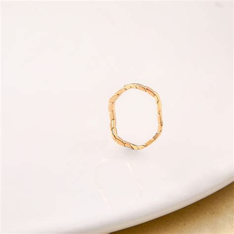 Ring Online - Premium Wavy Minimal Gold Ring | Nestasia