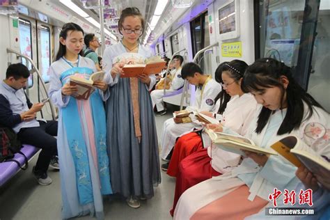 长沙地铁惊现民国汉服美女 穿越时空过圣诞_新浪湖南_新浪网