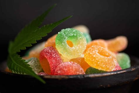 Eating Edibles vs. Smoking Weed: What's right for you?