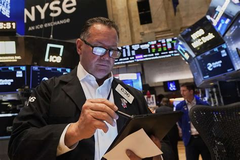 Wall Street ends narrowly mixed in choppy trade on weak economic data
