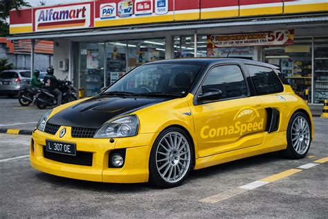 Renault Clio V6: Ikon Hot Hatch Eropa yang Eksistensinya Langka di Jalanan Indonesia - 𝕮𝖔𝖒𝖆𝖘𝖕𝖊𝖊𝖉