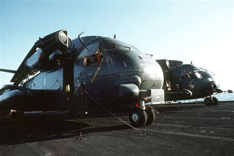Zwei RH-53D Sea Stallion Helikopter der Hubschrauberminenabwehrstaffel ...