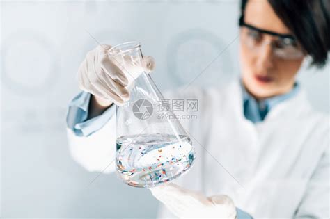 在户外试瓶中抽取水样本的男女科学高清图片下载-正版图片502719820-摄图网