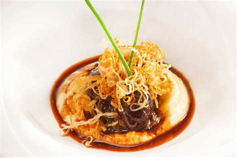 Geschmortes Kalbsbackerl auf Erdäpfel-Mousseline