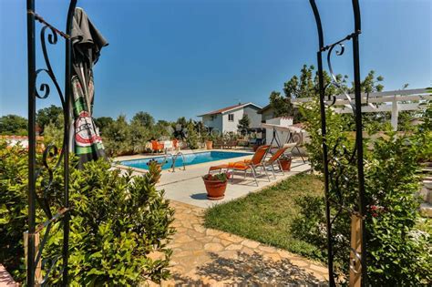 KUĆA S BAZENOM ZA NAJAM NA PRODAJU!, kuća, površina 325m2