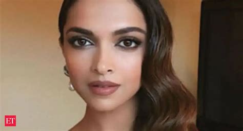 Deepika goes canary yellow at Golden Globes Awards 2017 - The Economic ...