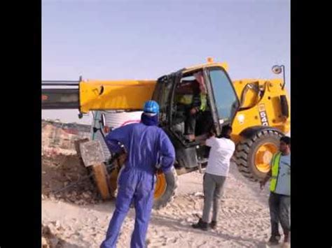 Telehandler Falling Over 的图像结果