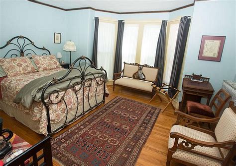 DANCING BEAR GUESTHOUSE SHORT TERM RENTAL (Shelburne Falls) - B&B ...