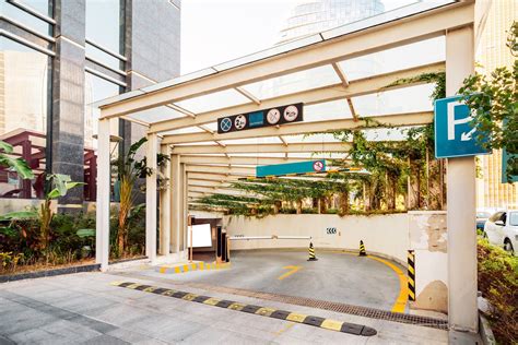 Entrada de edificio moderno y estacionamiento subterráneo | Foto Premium