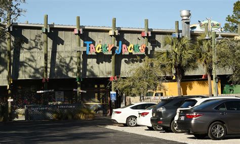 Driver dies after vehicle runs into water outside Tacky Jacks in Gulf ...