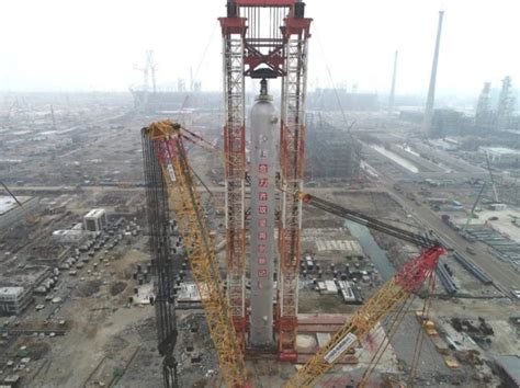 全球首台3000吨超级反应器在浙江石化项目吊装成功 - 青岛新闻网