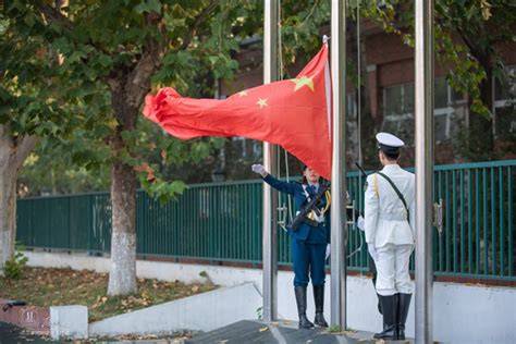 新组建的国旗仪仗队出色完成首次升旗仪式