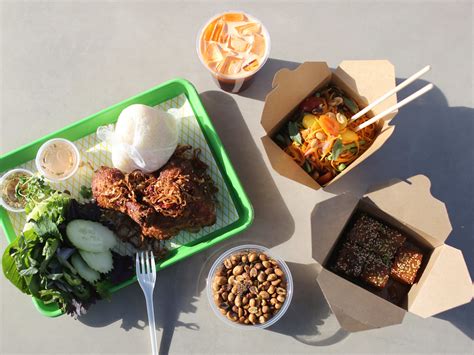 In a sea of cayenne-spiced chicken, S.S. Gai makes a worthy Thai competitor - Review - Nashville ...