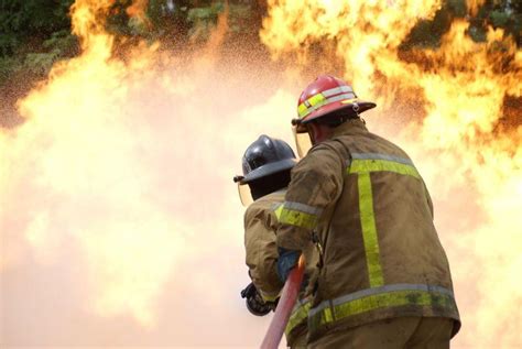 救火的消防员图片-救火现场用水枪救援的消防员素材-高清图片-摄影照片-寻图免费打包下载