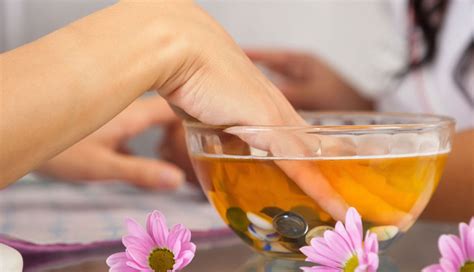 10 Amazing Beauty Benefits of Hot Oil Manicure - lifeberrys.com