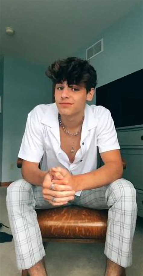 BOYSFEETFANSPAIN🇪🇦: Feet of Tyler Ashton Zaryki bloguero in tik tok
