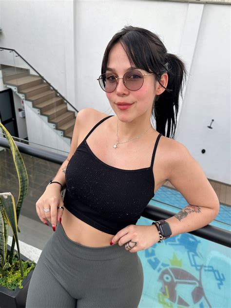 TW Pornstars - Vita Celestine. Twitter. Foto en el patio 😬. 11:58 PM - 20 Feb 2023