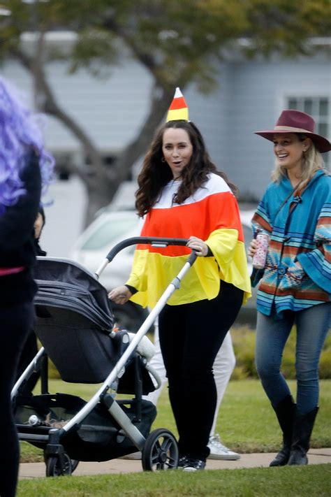 Jennifer Love Hewitt in Her Pacific Palisades Neighborhood 10/31/2022 ...