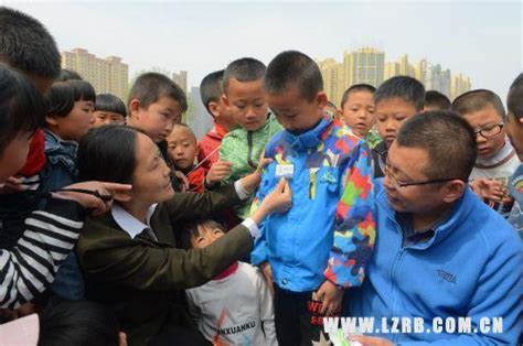 安宁区崔家庄小学700名学生佩戴电子校徽 学生有了智能安全守护神_平台