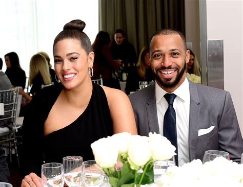 Ashley Graham Parents : Ashley Graham And Her Sister Abigail Pose For A ...