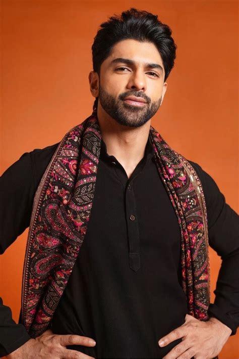 Plain Black Kurta Set with Heavy Embroidered Dupatta for Men – Laromani