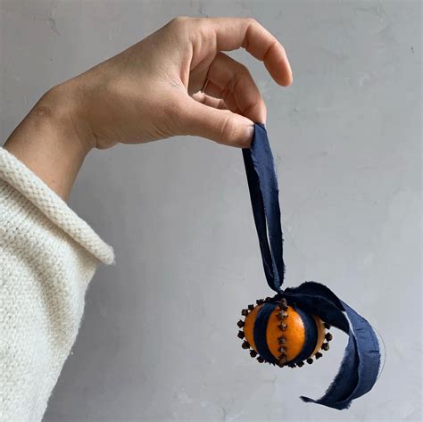 How to Make a Festive Pomander - The Floral Society