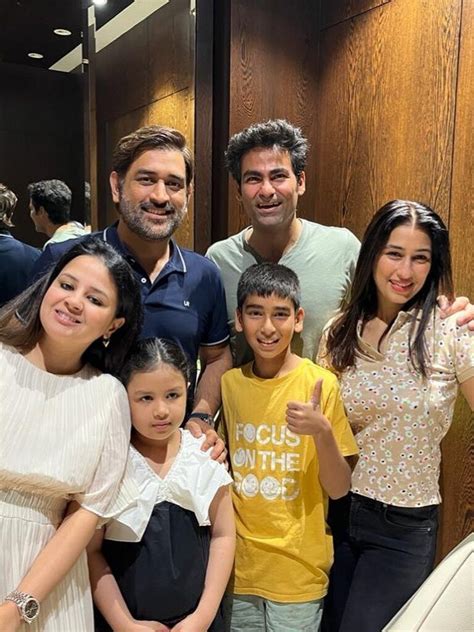 MS Dhoni reunites with Mohammad Kaif at airport