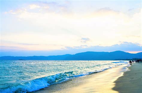 【携程攻略】三亚大东海景点,一排排翠绿的椰林环抱着大海，公共浴场可以随时下海游泳或沙滩喝酒玩…