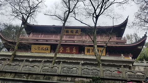 【携程攻略】杭州灵隐寺景点,灵隐寺大雄宝殿的地垫罩是每日更换的，细节做的真到位，这个寺庙和我…