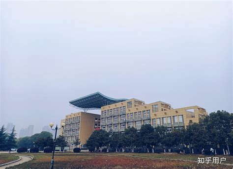 江汉大学图书馆前的广场和教学楼高清图片下载_红动中国