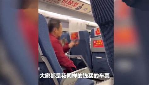 女子高铁占座躺睡，乘务员2次提醒被骂：一个臭打工的