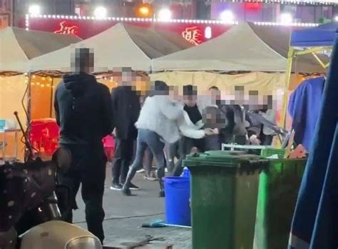 重庆一夜市多人打架，有人倒地不起，当地：警方已介入_调查_社区_视频