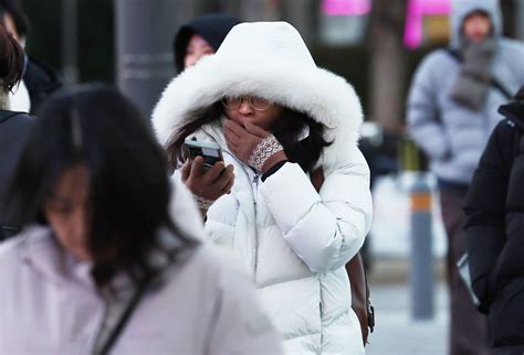 Seoul's first snowfall brings icy morning commute warning
